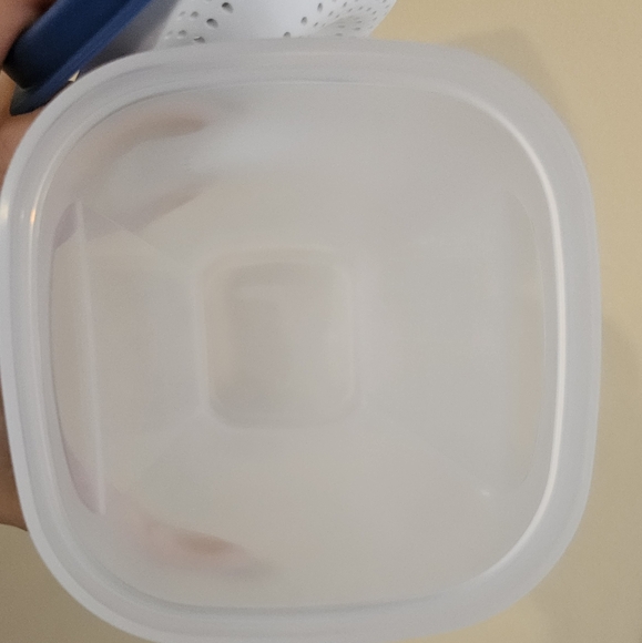 NEW - Tupperware 8-cup/2 L lightweight pitcher - Picture 7 of 8